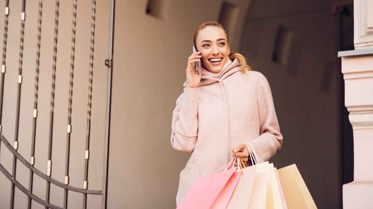 femme faisant du shopping